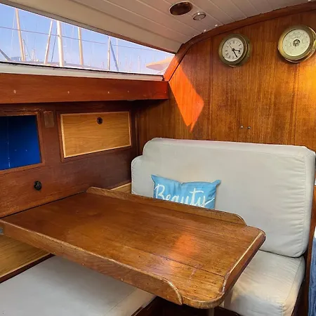 بوتيل Maple'S Boat *